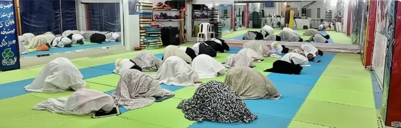 اقامه نماز جماعت دختران کاراتهکار در باشگاه اوج الیگودرز