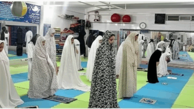 اقامه نماز جماعت دختران کاراته‌کار در باشگاه اوج الیگودرز