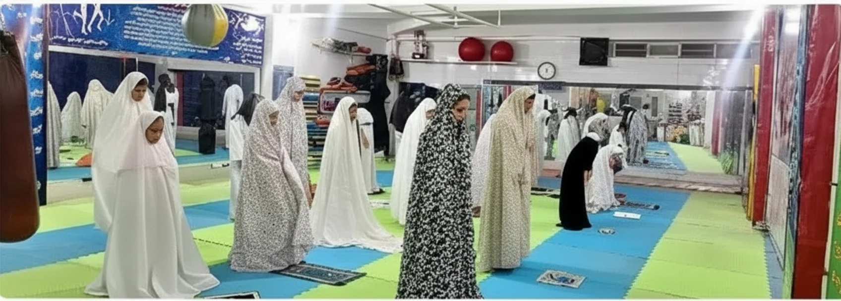 اقامه نماز جماعت دختران کاراته‌کار در باشگاه اوج الیگودرز