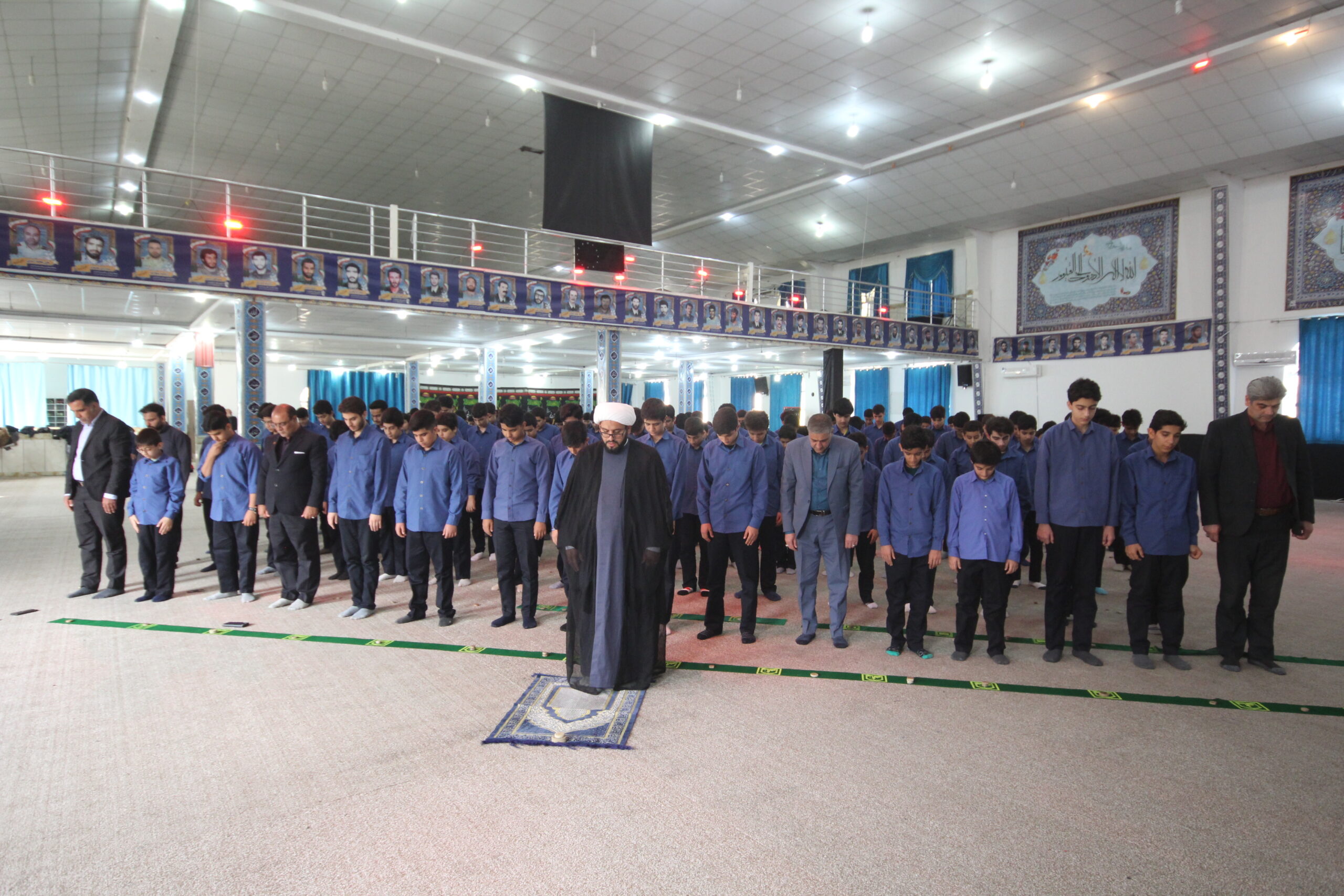 اقامه نماز جماعت دانش‌آموزان دبیرستان دارا در خرم‌آباد