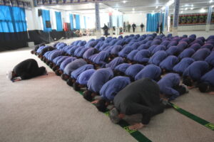 اقامه نماز جماعت دانش آموزان پسر در حسینیه ثارالله خرم آباد