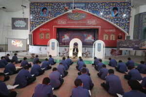 اقامه نماز جماعت دانش آموزان پسر در حسینیه ثارالله خرم آباد