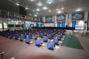 اقامه نماز جماعت دانش آموزان پسر در حسینیه ثارالله خرم آباد