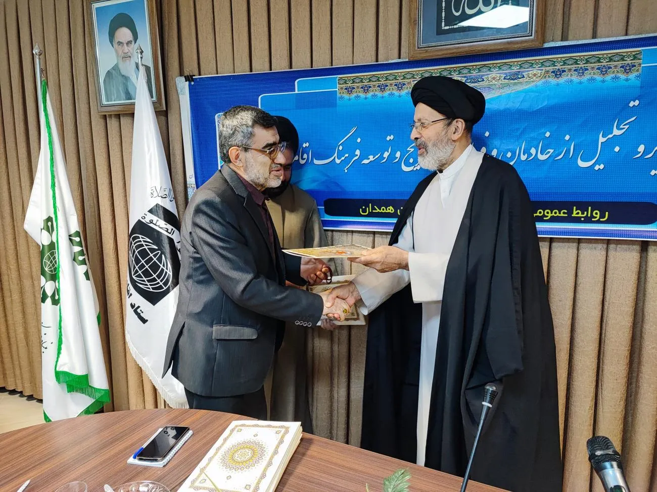 برگزاری جلسه آئین تجلیل از خادمان و فعالان ترویج و توسعه فرهنگ اقامه نماز در همدان