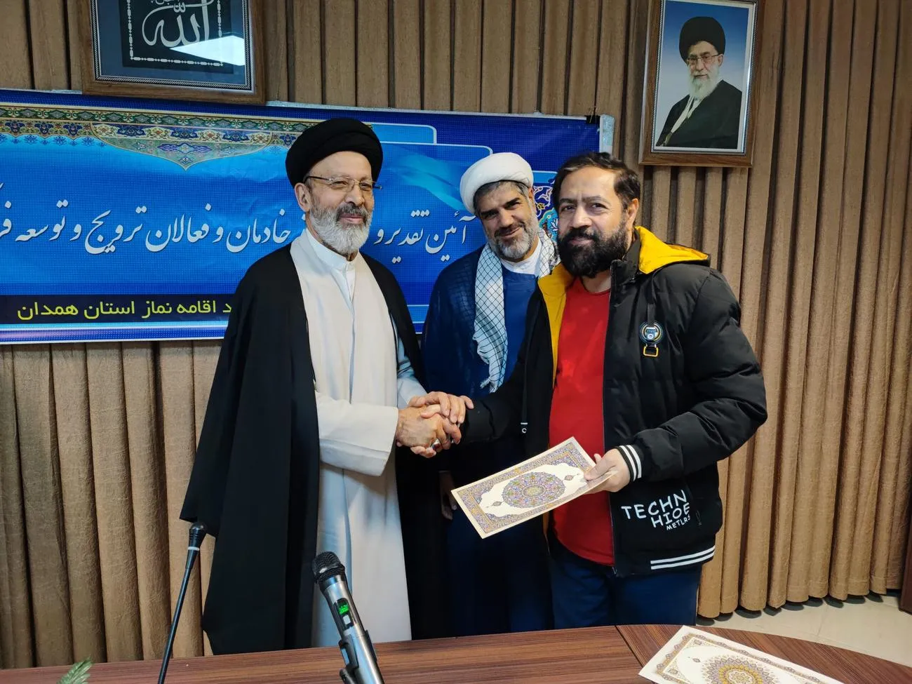 برگزاری جلسه آئین تجلیل از خادمان و فعالان ترویج و توسعه فرهنگ اقامه نماز در همدان