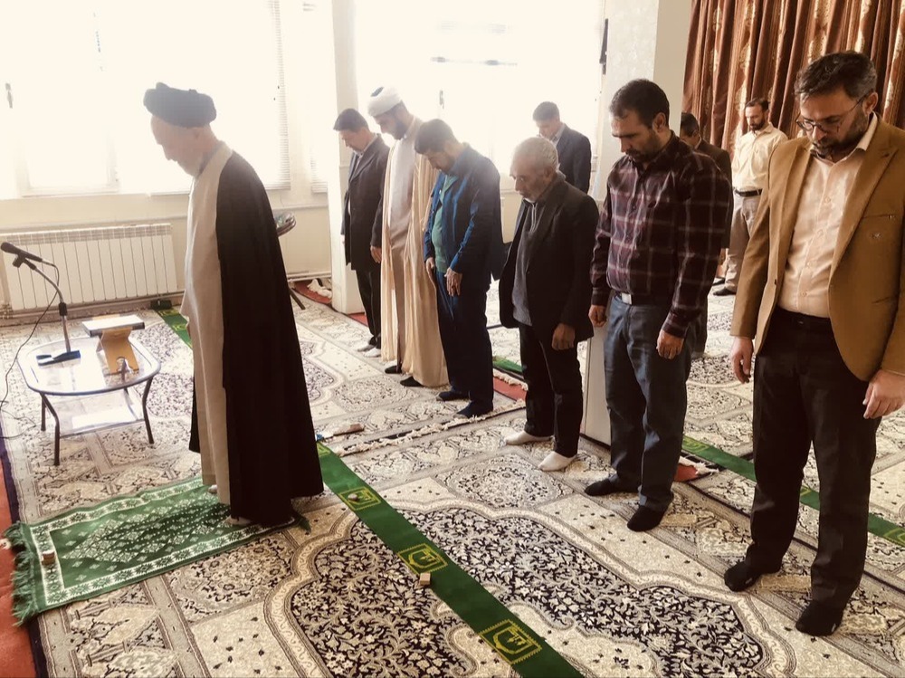 اقامه نماز وحدت بخش ادارات شهرستان رفسنجان در اداره تأمین اجتماعی شهرستان