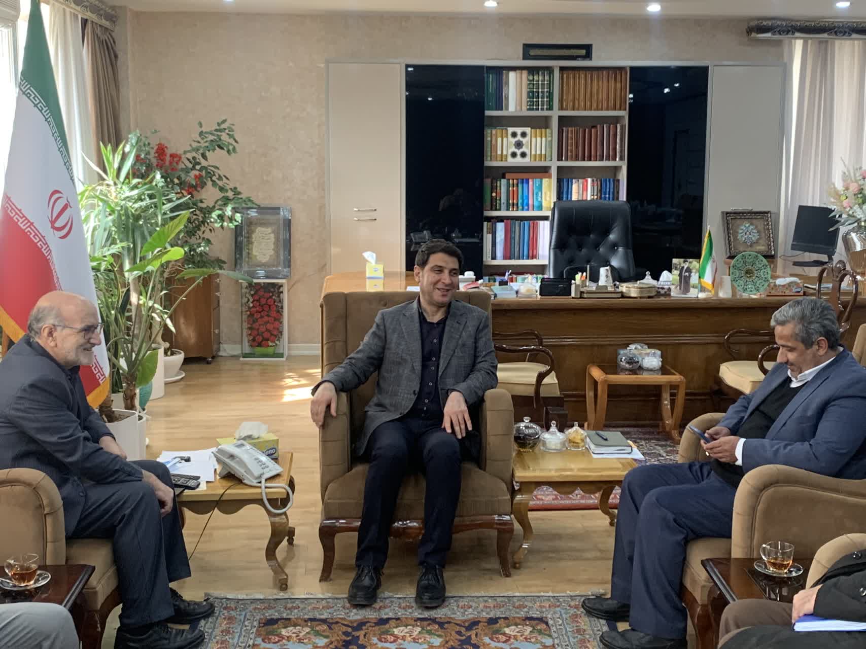 دیدار مسئولین ستاد اقامه نماز کشور با استاندار کردستان