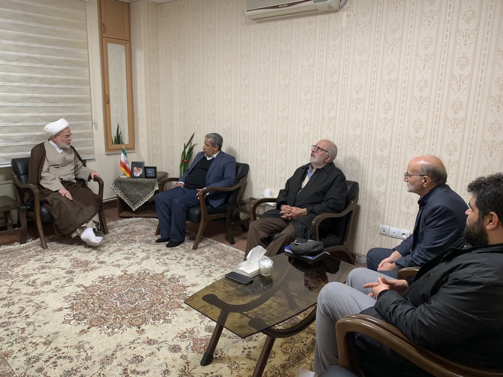 دیدار مسئولین ستاد اقامه نماز کشور با نماینده ولی‌فقیه در کردستان