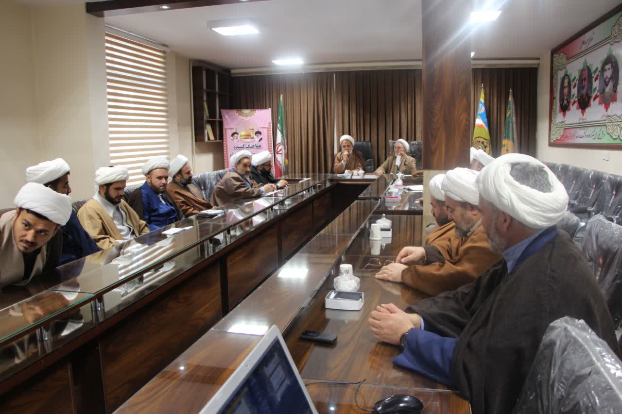 نشست آموزشی با حضور روحانیون و ائمه جماعات دفتر سیاسی، عقیدتی ارتش شمال شرق کشور برگزار شد