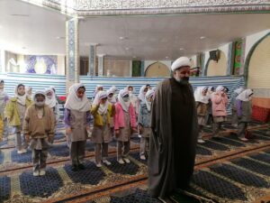 اقامه نماز جماعت در مدرسه رایان کوثر دلفان در قالب طرح شمیم خدمت