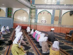 اقامه نماز جماعت در مدرسه رایان کوثر دلفان در قالب طرح شمیم خدمت