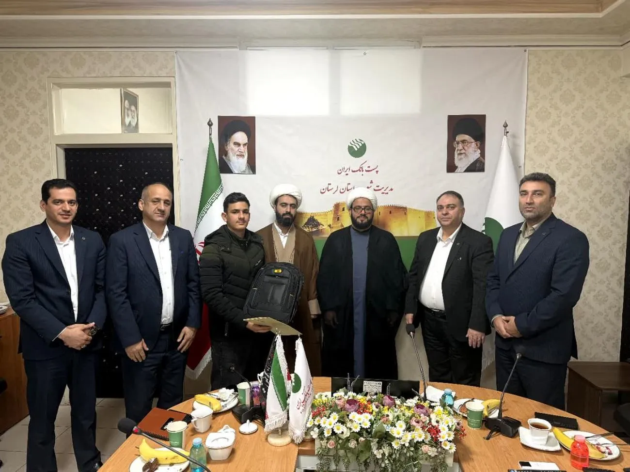 اهدای لوح تقدیر در مراسم جشن تکلیف فرزندان کارکنان پست بانک لرستان