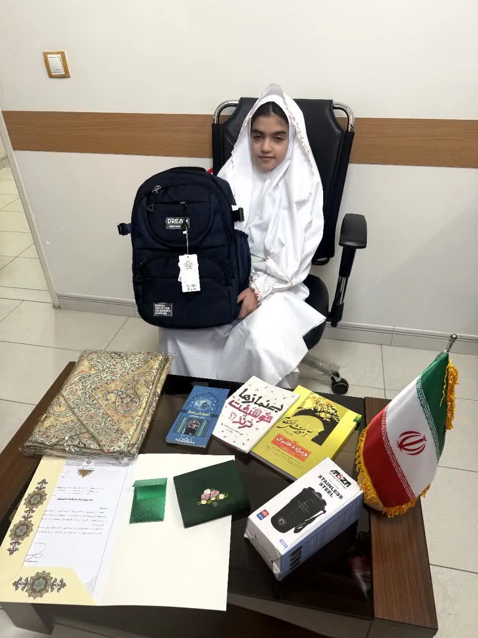 اهدای لوح تقدیر در مراسم جشن تکلیف فرزندان کارکنان پست بانک لرستان