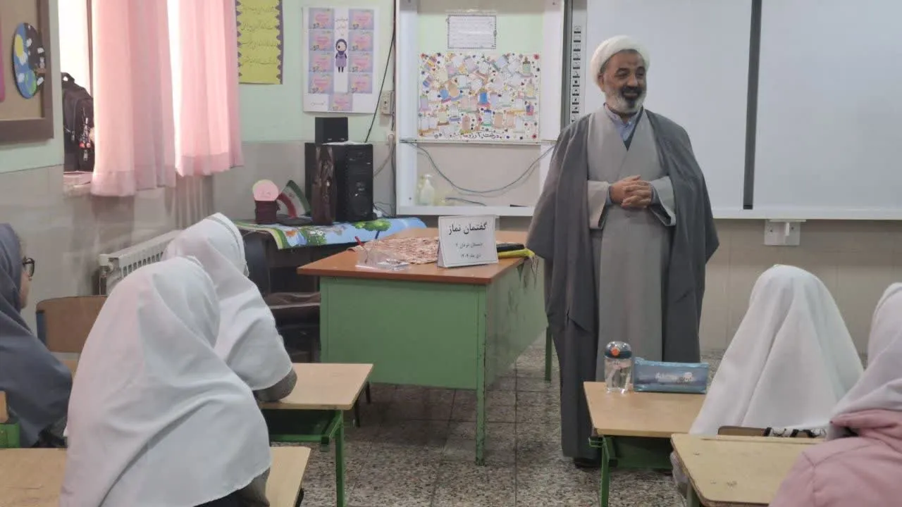 گفتمان نماز دانش آموزی در مدرسه عرفان فولادشهر اصفهان