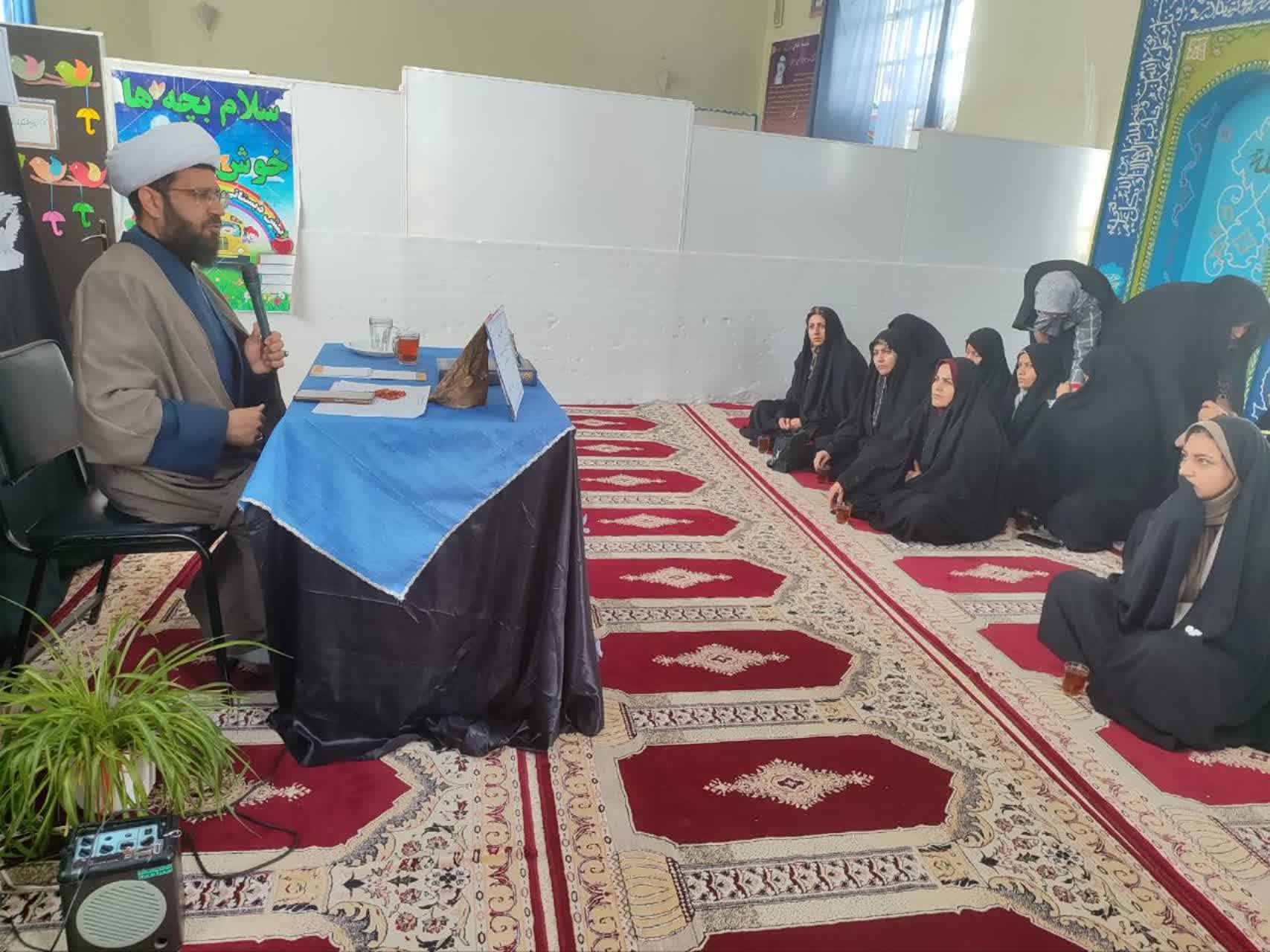 نشست خانواده و نماز مدرسه دخترانه شهید حسینی روستای دره بید اصفهان