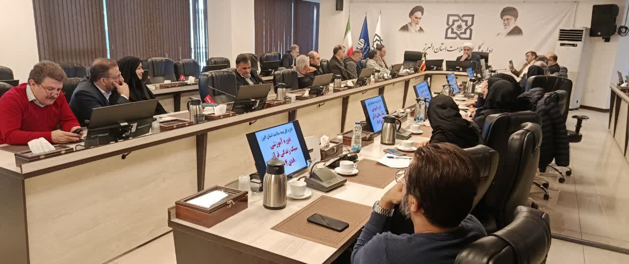 دوره سبک زندگی قرآنی در راستای اجلاس استانی نماز در اداره کل بیمه سلامت البرز برگزار شد