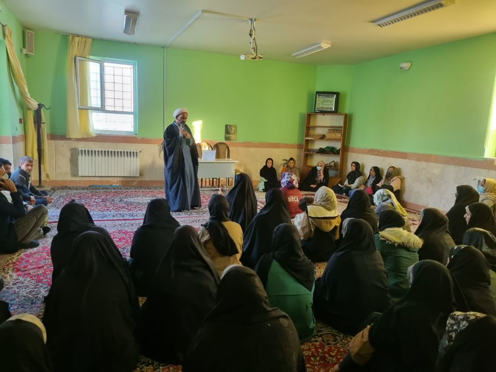 کارگاه آموزشی شیوه های دعوت فرزندان به نماز ویژه اولیاء در مدارس بیرجند برگزارشد