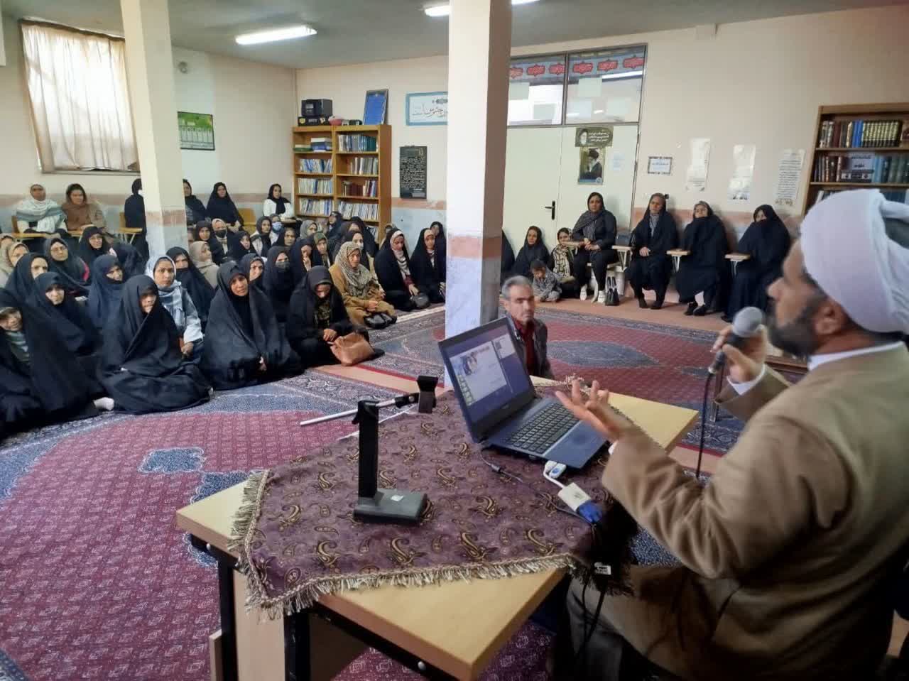 کارگاه توانمندسازی و شیوه های جذب فرزندان به نماز ویژه اولیای در دبیرستان دخترانه گوهرشاد قاین برگزار شد