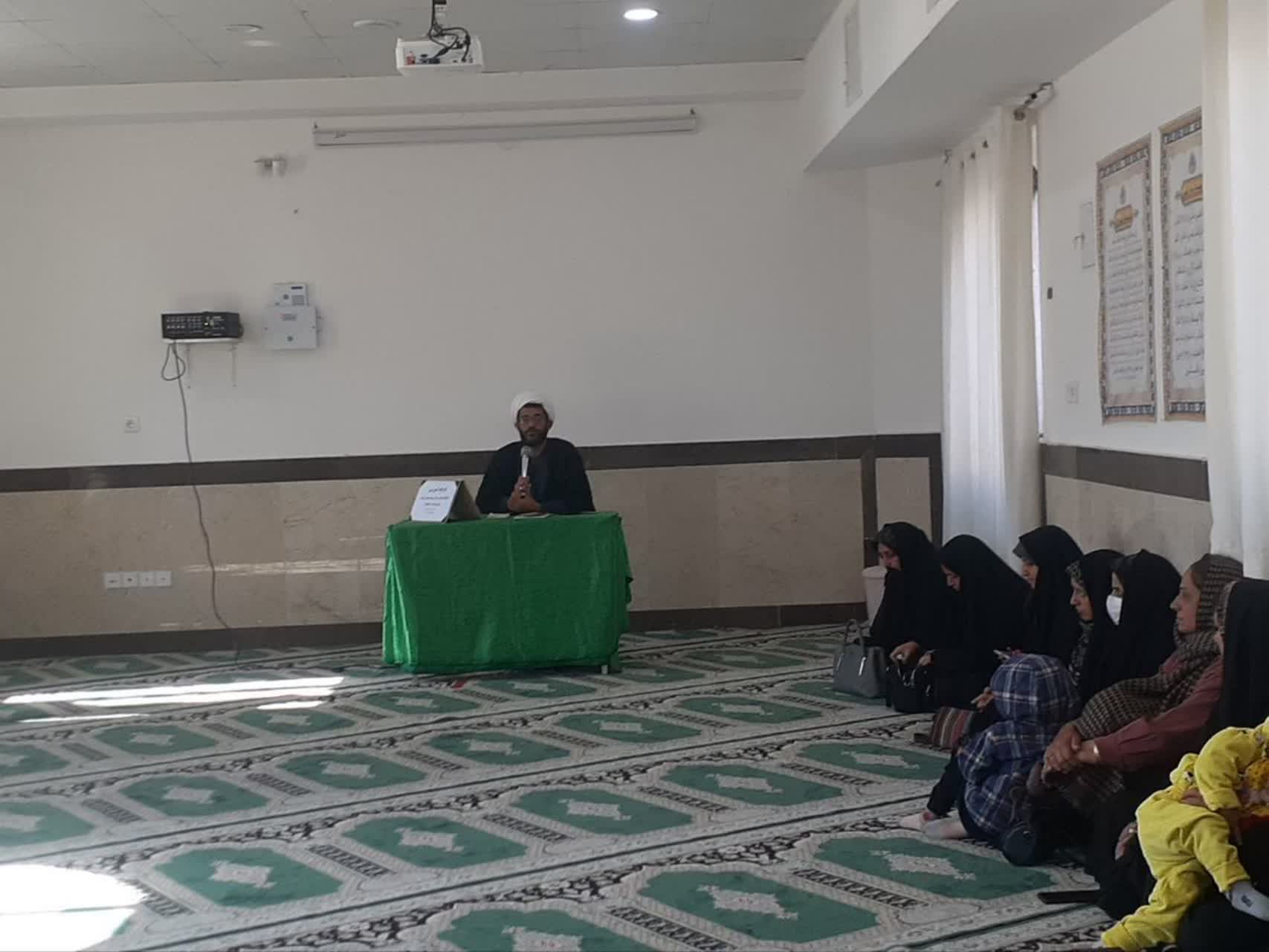 نشست آموزشی شیوه های دعوت به نماز ویژه اولیای دانش آموزان دبیرستان روستای حسین آبادسادات برگزار شد