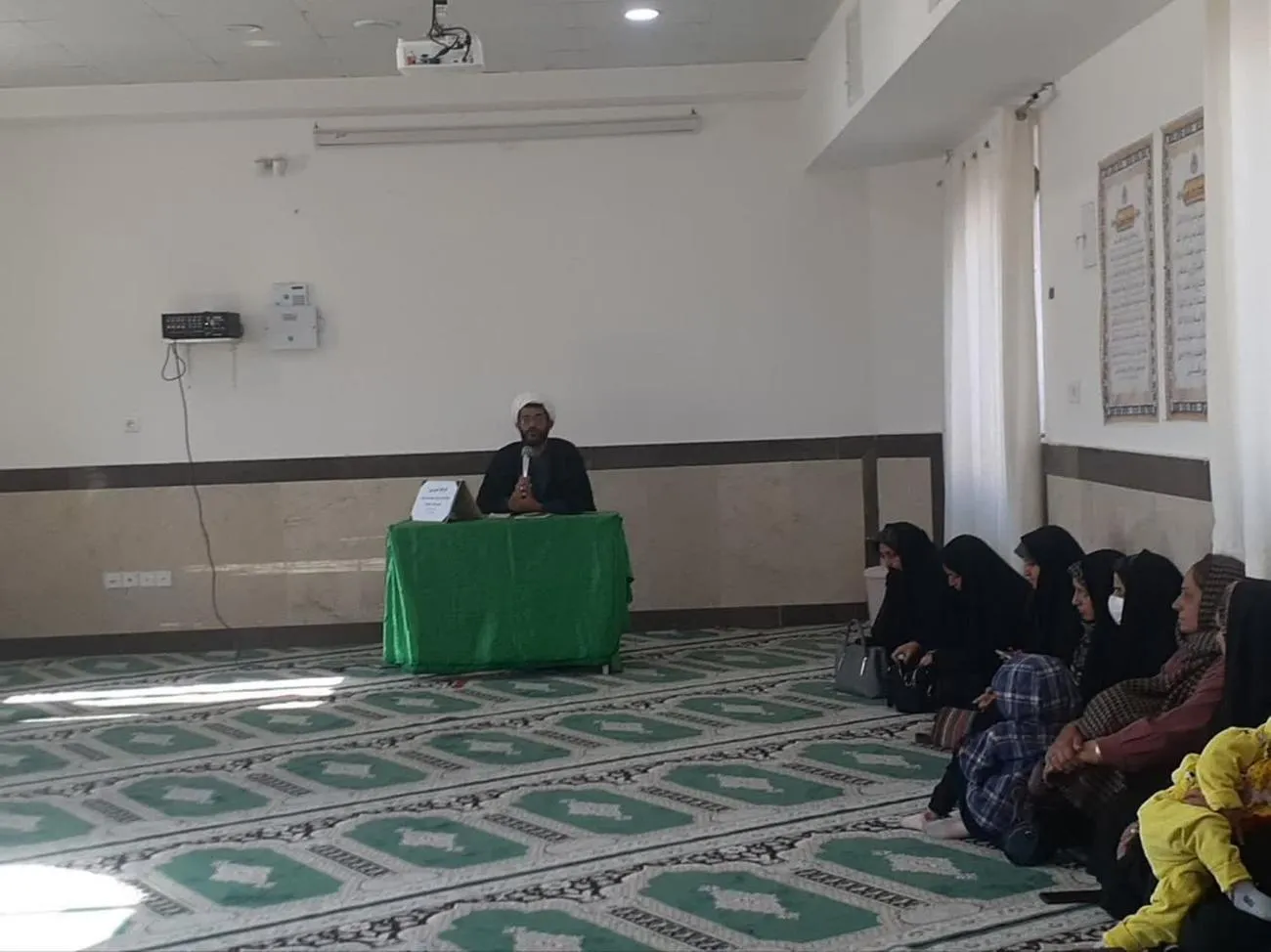 نشست آموزشی شیوه های دعوت به نماز ویژه اولیای دانش آموزان دبیرستان روستای حسین آبادسادات برگزار شد