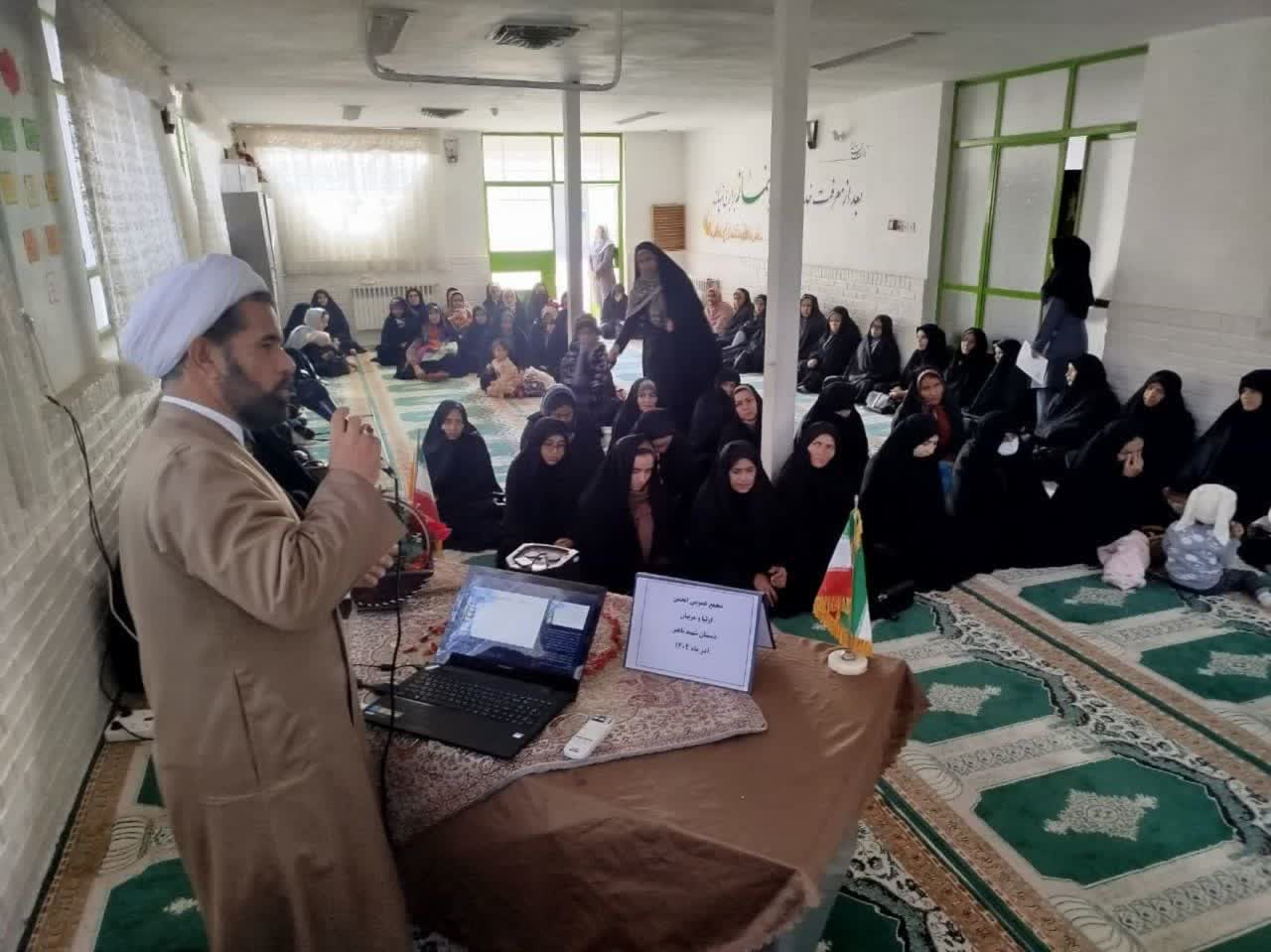 نشست نماز شناسی با محوریت شیوه های جذب فرزندان به نماز ویژه اولیای در شهرستان قاین برگزار شد