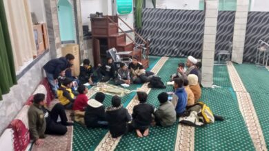 نشست تخصصی نماز و پاسخ به شبهات نمازی ویژه دانش آموزان عشایری روستای ورزگ قاین برگزار شد