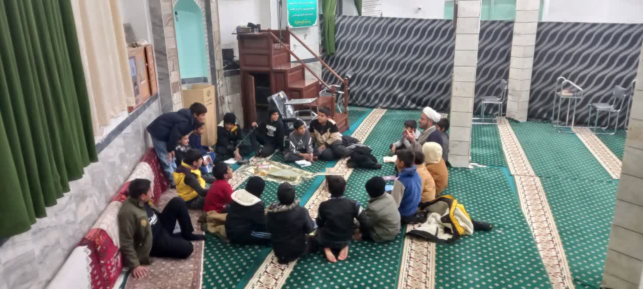 نشست تخصصی نماز و پاسخ به شبهات نمازی ویژه دانش آموزان عشایری روستای ورزگ قاین برگزار شد