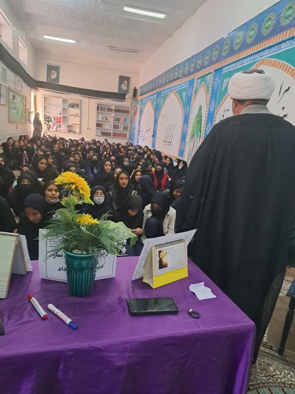 گفتمان نماز شناسی و آشنایی با معارف نمازویژه دانش آموزان دبیرستان 15 خرداد بیرجند برگزار شد