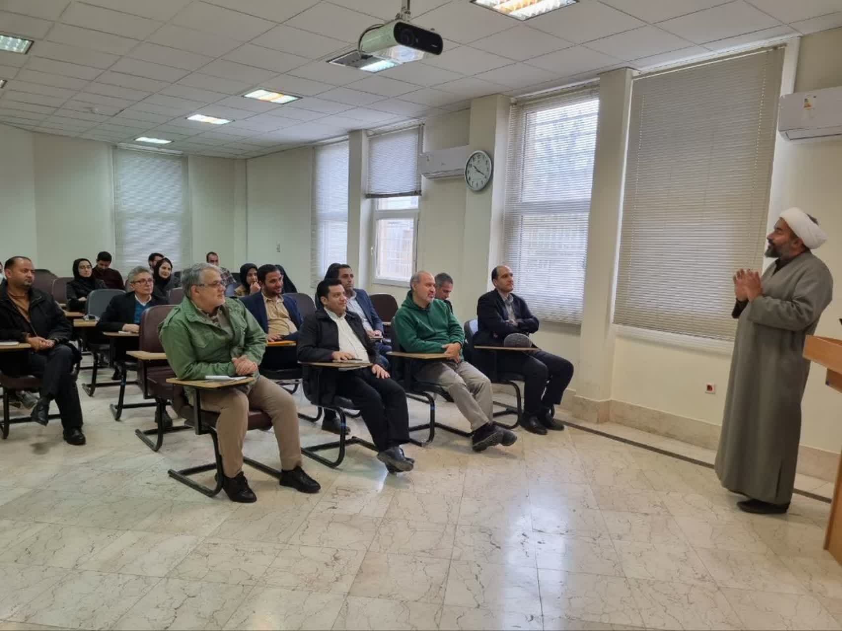 دوره آموزشی شیوه های فرهنگ سازی نماز در محیط کار ویژه مدیران و کارشناسان دستگاه‌های اجرایی خراسان جنوبی برگزار شد