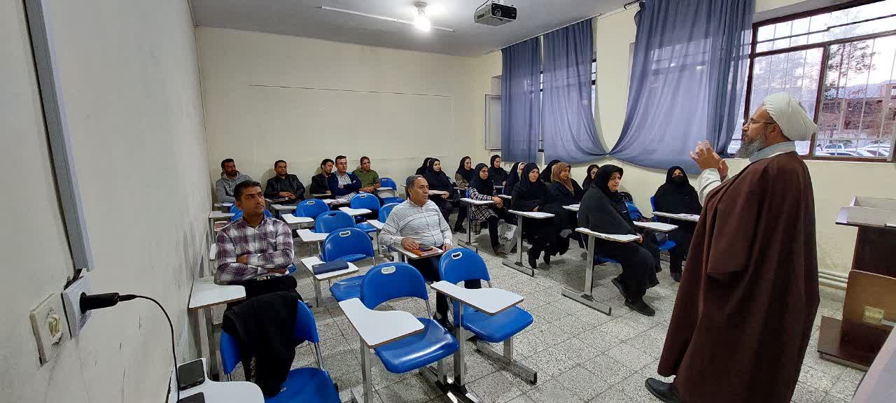 کرسی آزاداندیشی با موضوع «نماز و امر به معروف و نهی از منکر»در دانشگاه جامع علمی کربردی استان برگزار شد