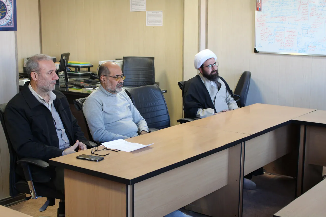 دیدار نمایندگان آب سنگین خنداب با مدیر ستاد اقامه نماز استان مرکزی