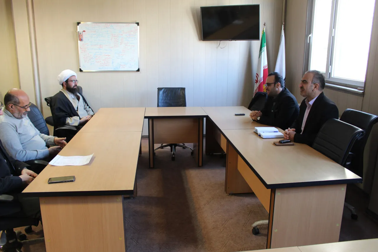 دیدار نمایندگان آب سنگین خنداب با مدیر ستاد اقامه نماز استان مرکزی