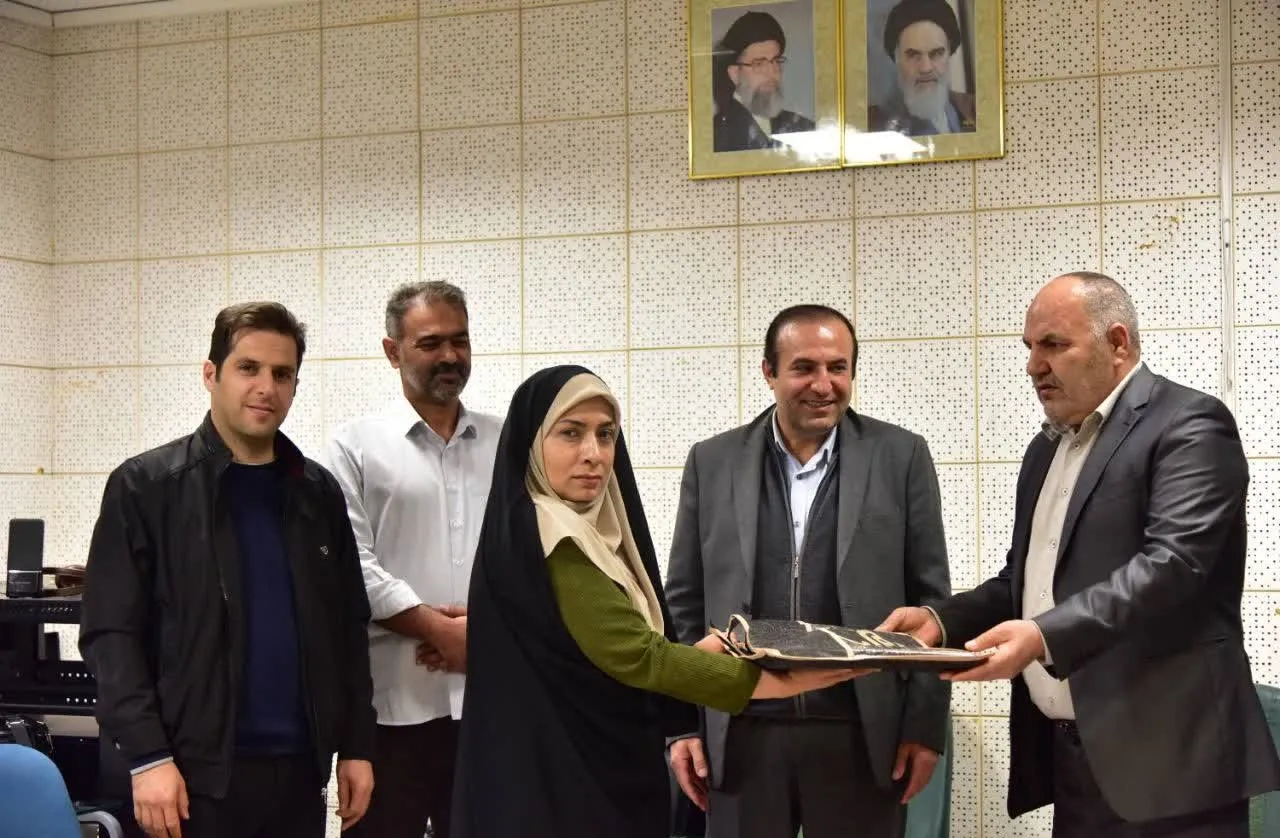 تجلیل ستاد اقامه نماز چهارمحال و بختیاری از عوامل برنامه رادیویی در حریم نور