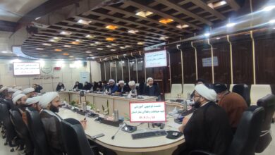 مدیر ستاد اقامه نماز لرستان در حال سخنرانی برای ائمه جماعات و فعالان نماز سازمان جهاد کشاورزی استان