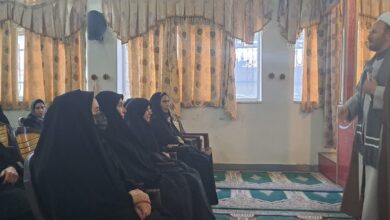 حجتالاسلام صالحی در حال تدریس در کارگاه آموزش نماز به مربیان مهدکودک شهرستان سلسله