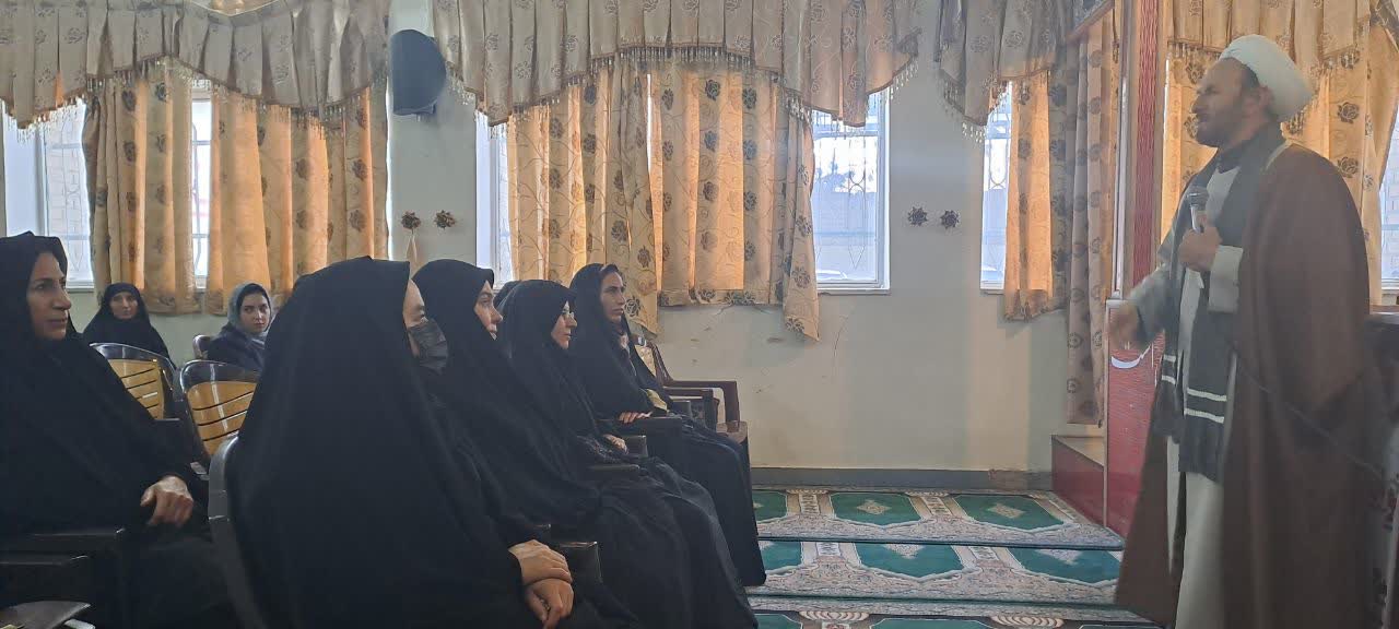 حجت‌الاسلام صالحی در حال تدریس در کارگاه آموزش نماز به مربیان مهدکودک شهرستان سلسله