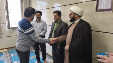 مدیر ستاد اقامه نماز لرستان در حال اهدای لوح تقدیر به یکی از کارکنان اداره گاز خرمآباد