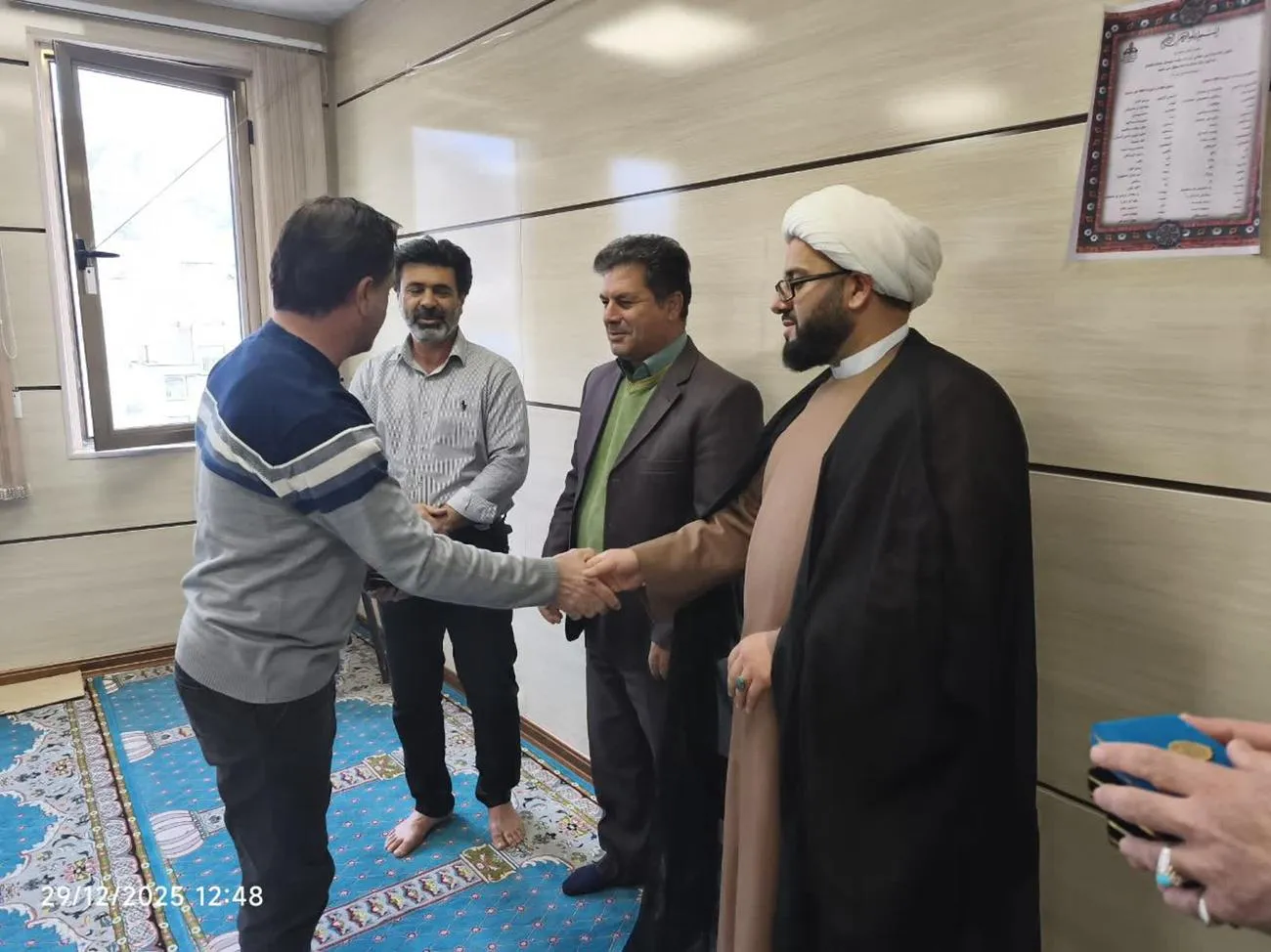 مدیر ستاد اقامه نماز لرستان در حال اهدای لوح تقدیر به یکی از کارکنان اداره گاز خرم‌آباد