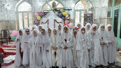 تصویری از مراسم جشن تکلیف دانش‌آموزان دختر بخش درب‌گنبد با چادرهای سفید در صحن امامزاده محمد(ع) شهرستان کوهدشت