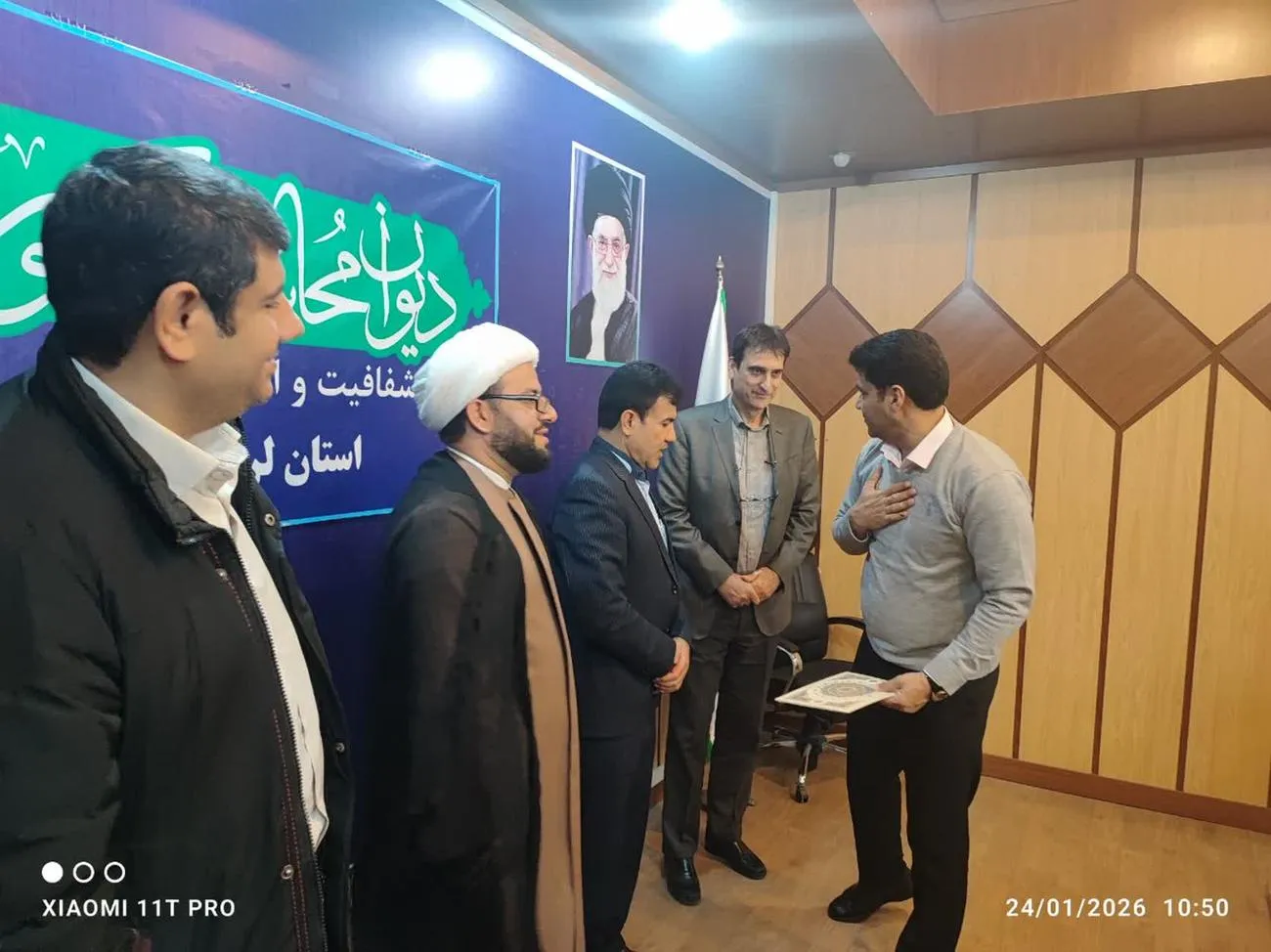 جلسه شورای اقامه نماز در اداره کل دیوان محاسبات استان لرستان با حضور مدیران و کارکنان.