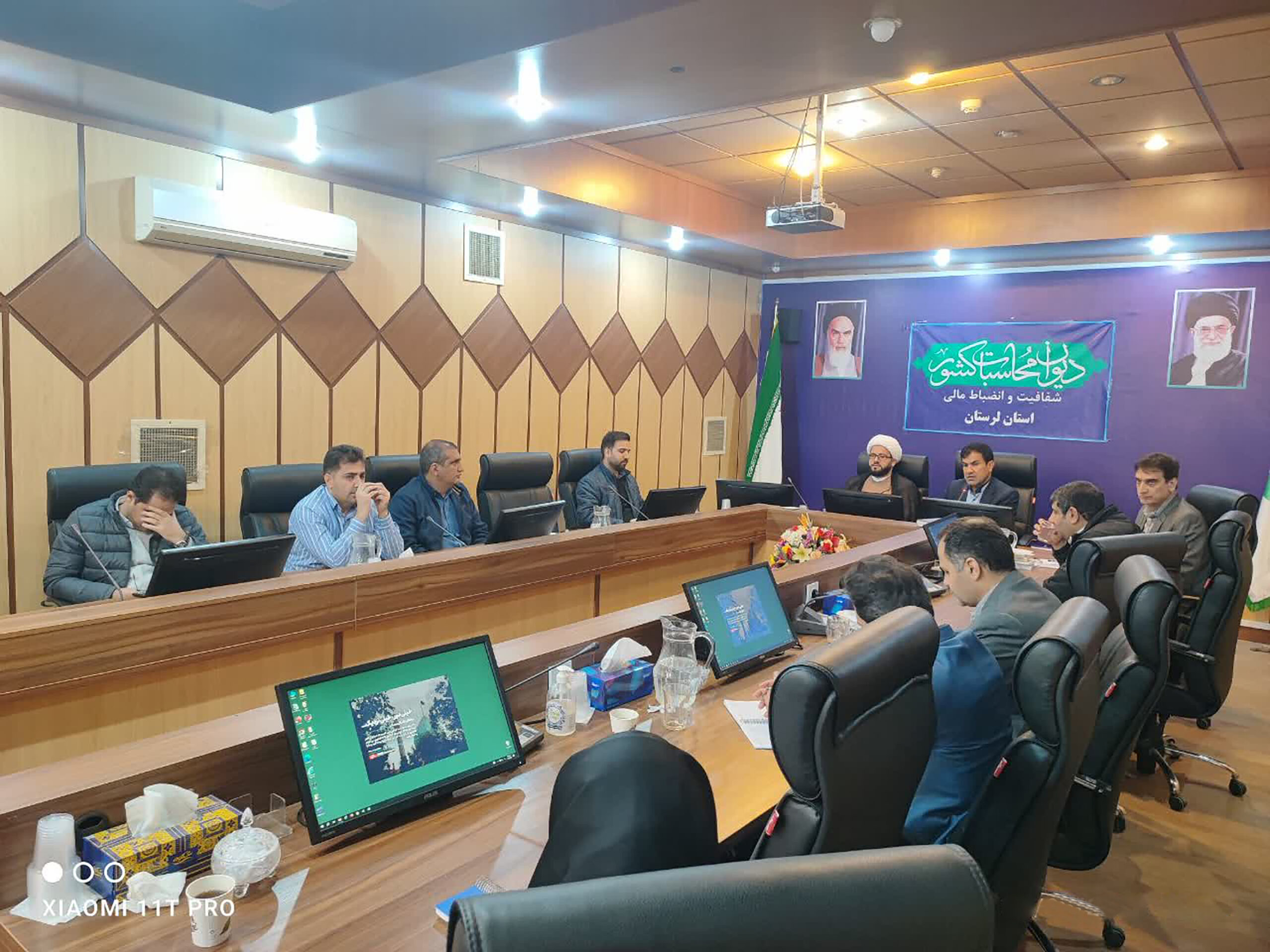 جلسه شورای اقامه نماز در اداره کل دیوان محاسبات استان لرستان با حضور مدیران و کارکنان.