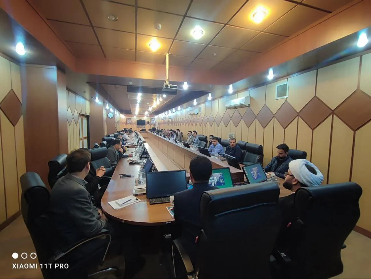 جلسه شورای اقامه نماز در اداره کل دیوان محاسبات استان لرستان با حضور مدیران و کارکنان.