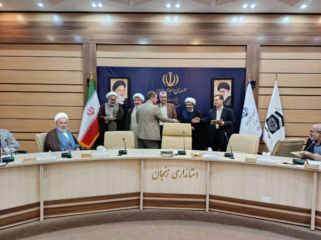 گردهمایی دبیران اقامه نماز و امامان جماعت دستگاه های اجرایی زنجان برگزار شد