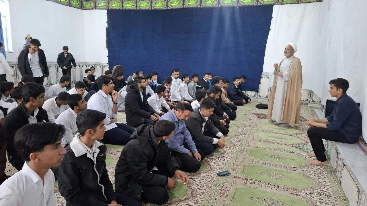 برگزاری گفتمان دینی با موضوع نماز در شهرستان بم