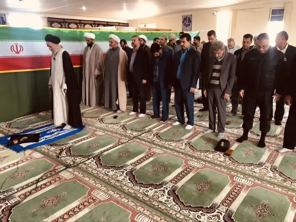 اقامه نماز وحدت بخش ادارات شهرستان رفسنجان در شهرداری مرکزی شهرستان