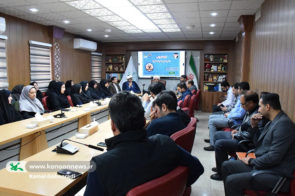 حجت‌الاسلام چراغی در حال تدریس کارگاه شیوه‌های دعوت به نماز در جمع کارکنان کانون پرورش فکری لرستان