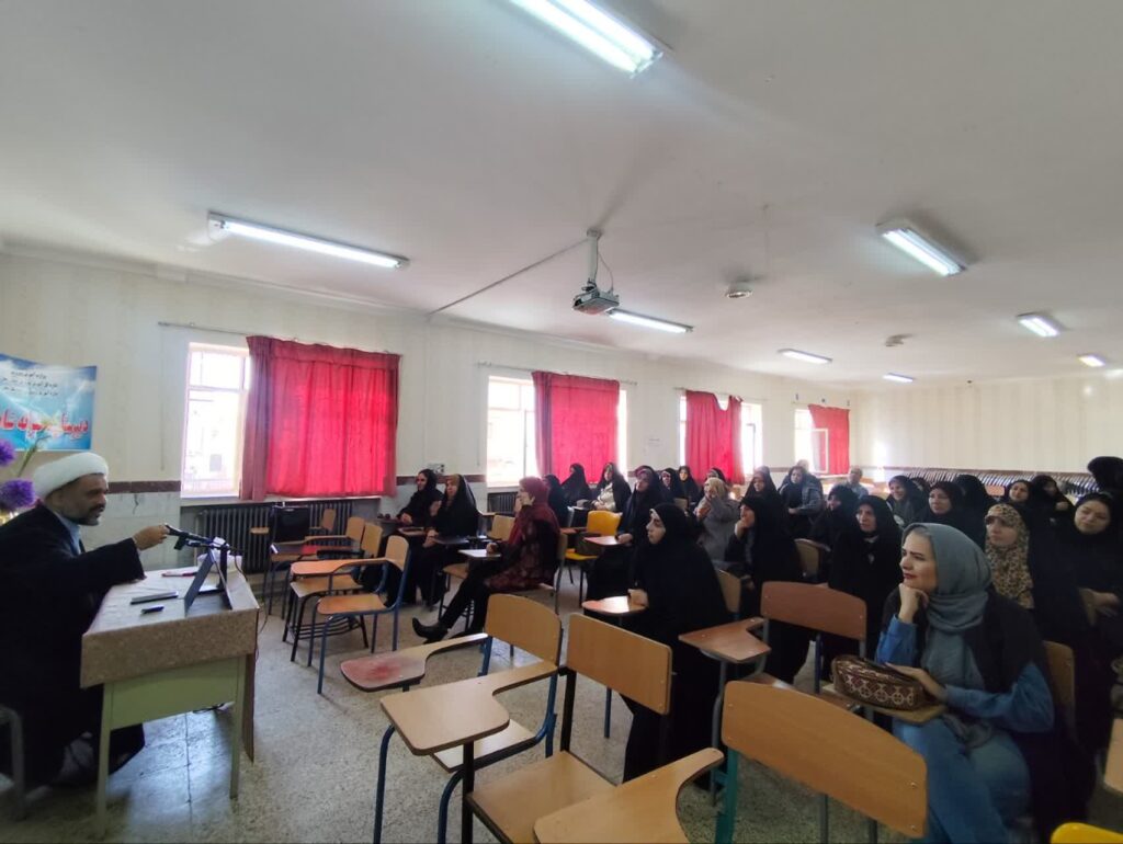 دوره آموزشی توانمند سازی اولیای دانش آموزان در زمینه شیوه های فرهنگ سازی نماز در خانواده در زنجان 