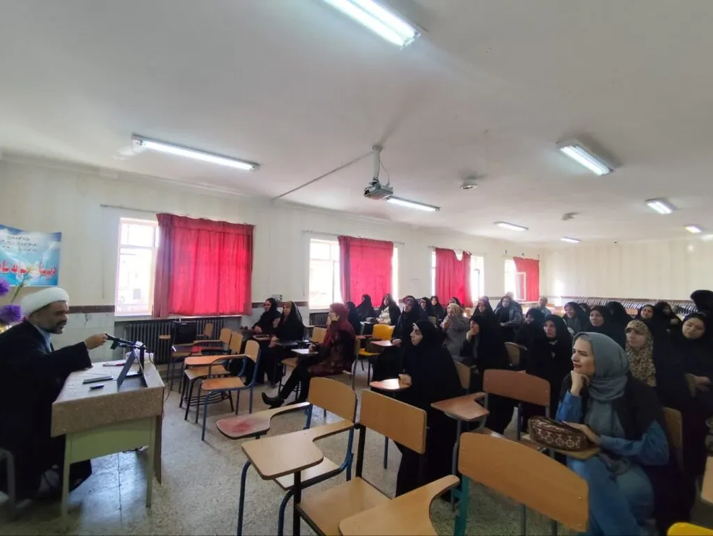 دوره آموزشی توانمند سازی اولیای دانش آموزان در زمینه شیوه های فرهنگ سازی نماز در خانواده در زنجان 