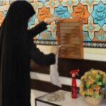 تصویری از کارکنان در حال غبارروبی و نظافت نمازخانه یک اداره در استان لرستان