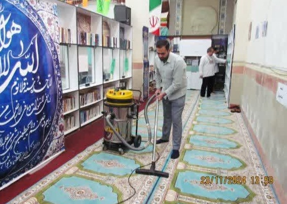تصویری از کارکنان در حال غبارروبی و نظافت نمازخانه یک اداره در استان لرستان